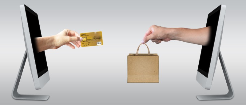 Ecommerce summarized Difference between working as a software engineer on an internal product and customer-facing application in E-commerce companies