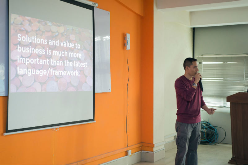 Me speaking about Things I wished I knew as a junior developer at DN Meetup 4